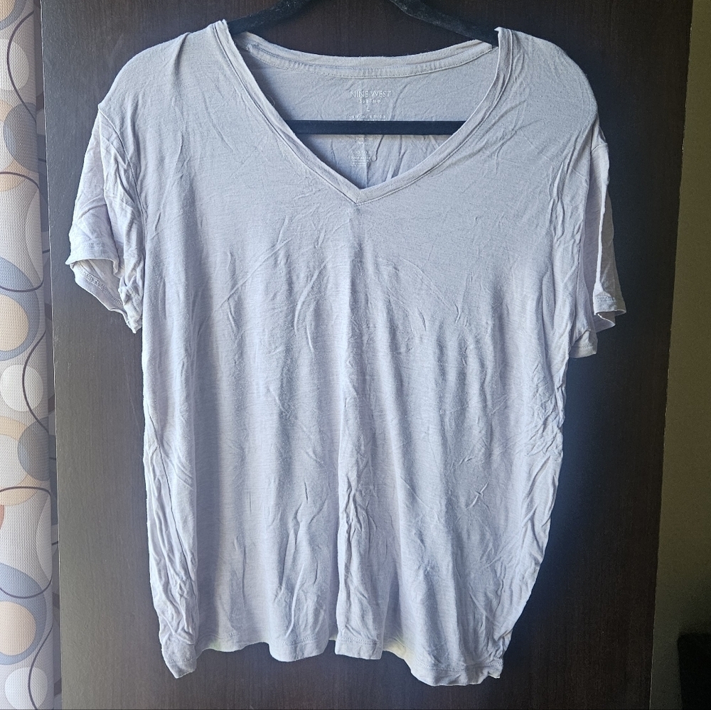Nine West Light Gray V-Neck Tee Size Large